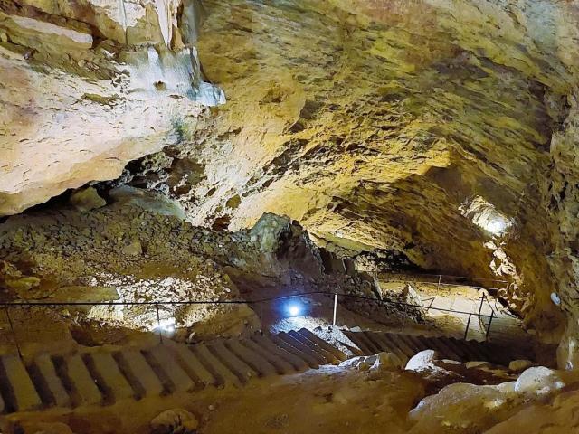 3. Grotten van ﻿Blanot