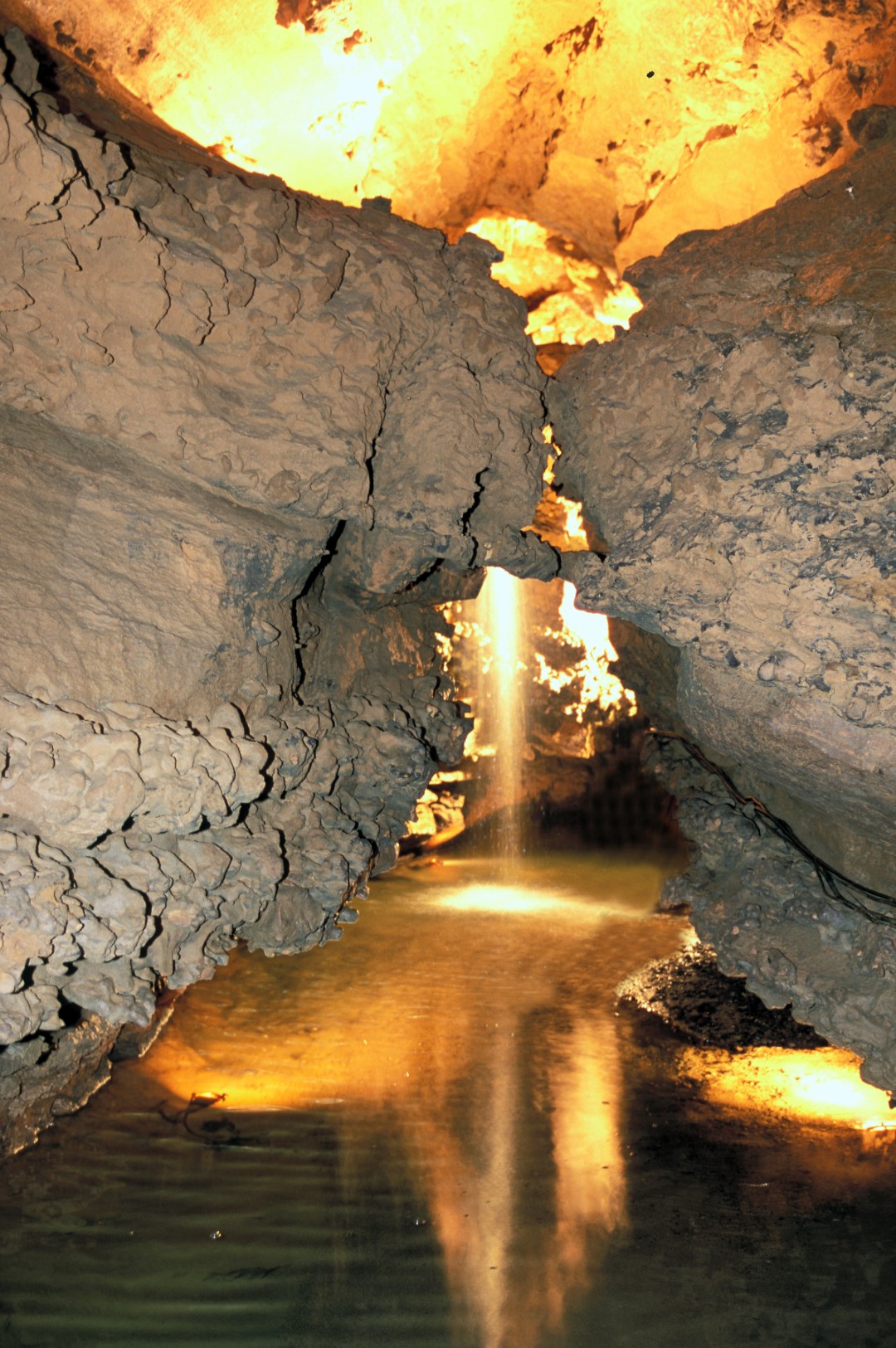 Groot Riviere Grotten Azé - Bourgondië Toerist