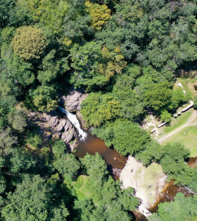 Waterval van Gouloux vanaf de Dolmen van Chevresse