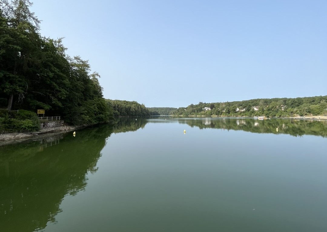 Rond het meer Van Pont-et-Massène