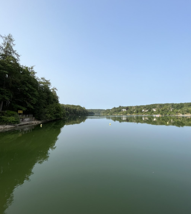 Rond het meer Van Pont-et-Massène