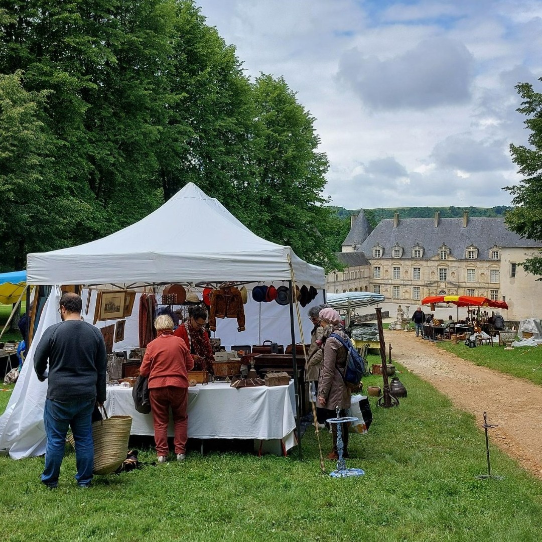 Brocante en Bouillon in kasteeltuin