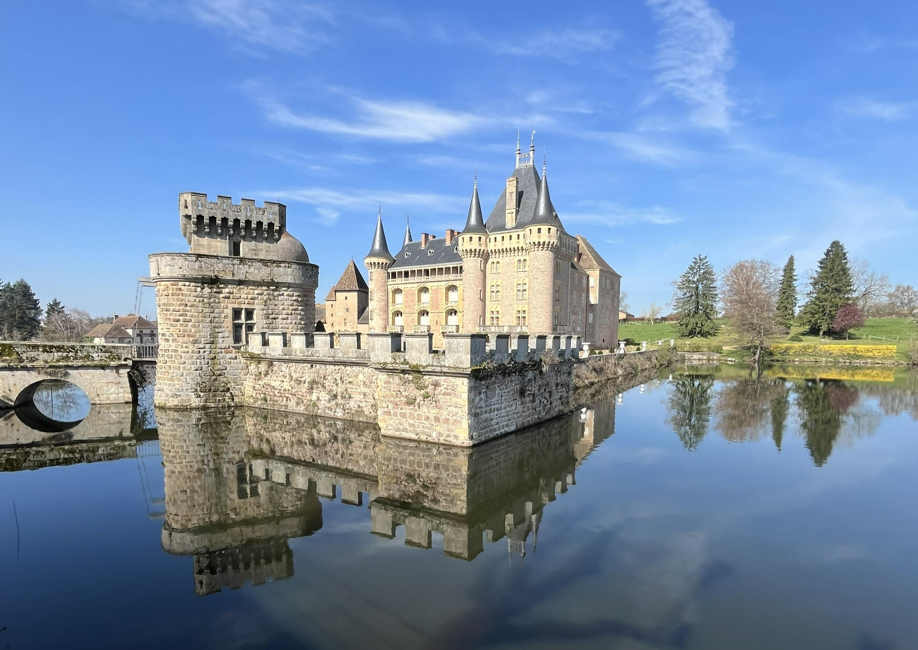 Kasteel en meer van La Clayette