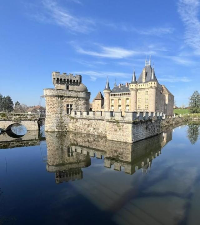 Kasteel en meer van La Clayette