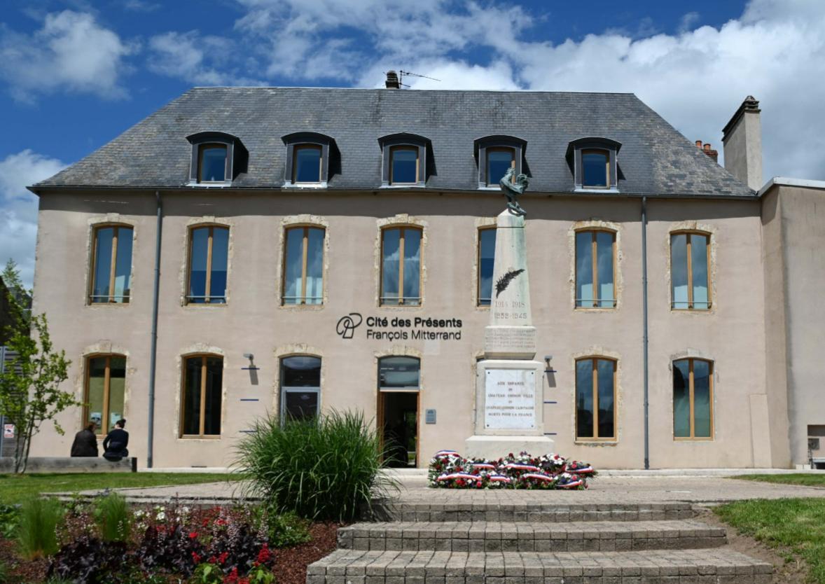Cité des Présents met kostuums en cadeaus