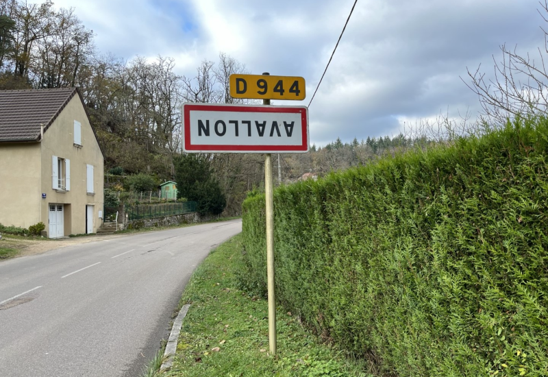 Waarom in Bourgondië de plaatsnaamborden op hun kop staan